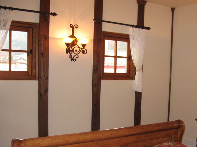 教会のような窓の施工事例02